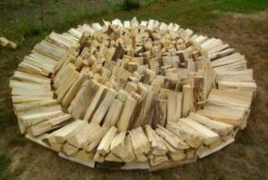 Как нужно складывать круглую поленницу дров